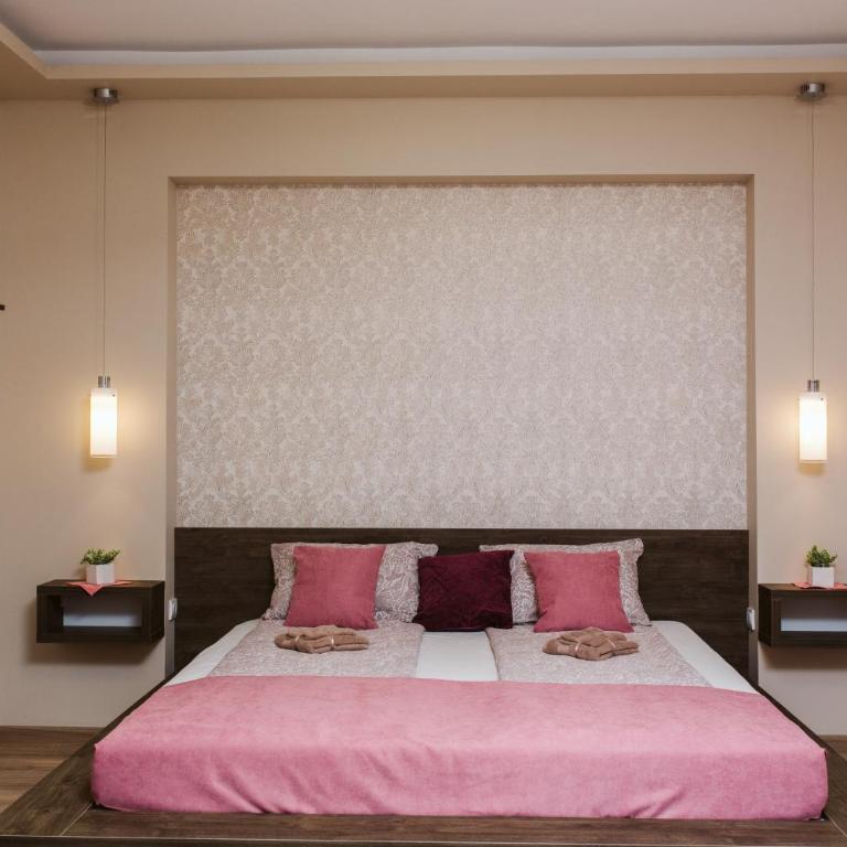 Vively Lux Apartment - Central & Spacious with Balcony and free WiFi - Two-Bedroom Apartment - 19