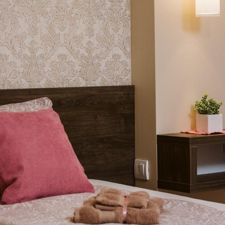 Vively Lux Apartment - Central & Spacious with Balcony and free WiFi - Two-Bedroom Apartment - 21