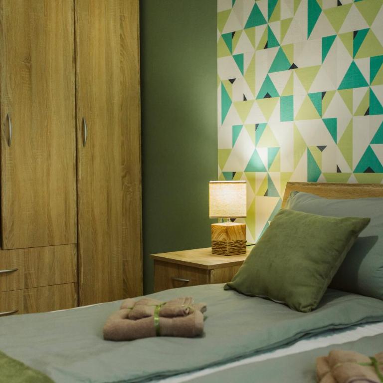 Vively Lux Apartment - Central & Spacious with Balcony and free WiFi - Two-Bedroom Apartment - 28
