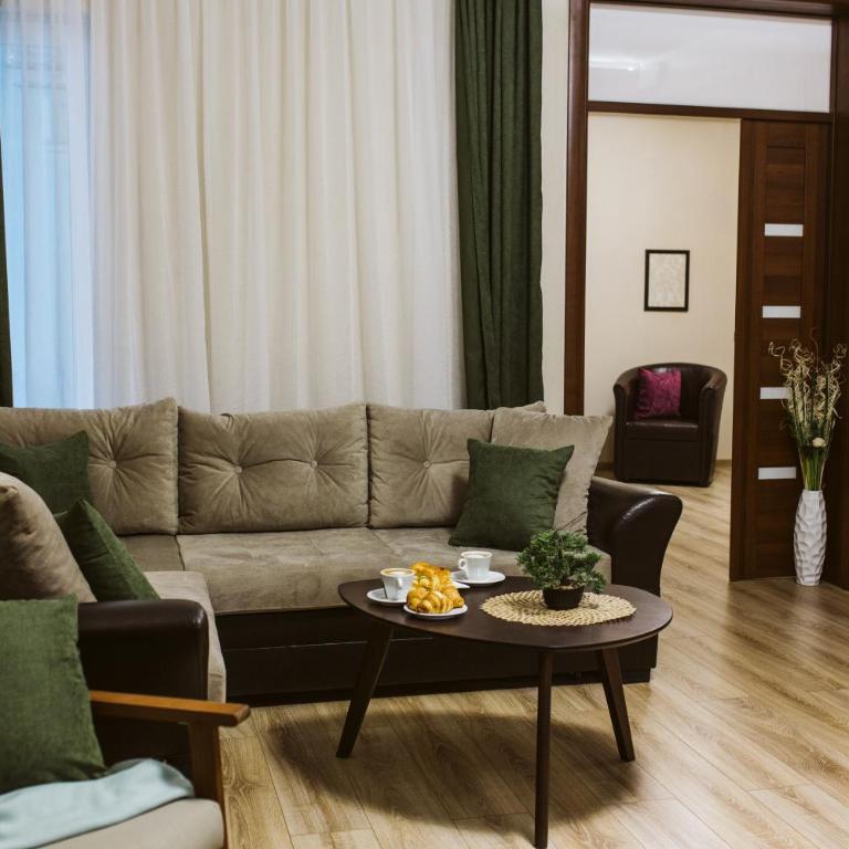 Vively Lux Apartment - Central & Spacious with Balcony and free WiFi - Two-Bedroom Apartment - 3