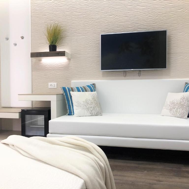 Hotel Liberty Beach - Parking & Beach - Camera Tripla Deluxe con Balcone, Vista Mare Parziale e Accesso Spiaggia - 1