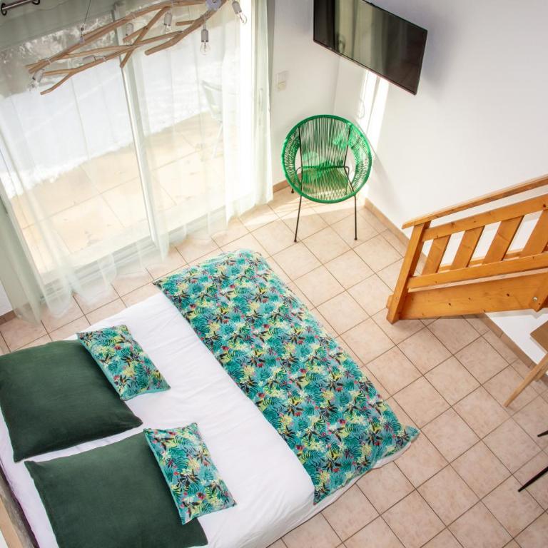 "La Combe Fleurie" Appartements & Chambres - Chambre Familiale - Vue sur Jardin - 11