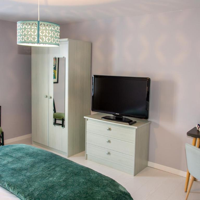 "La Combe Fleurie" Appartements & Chambres - Chambre Double - Vue sur Jardin - 2