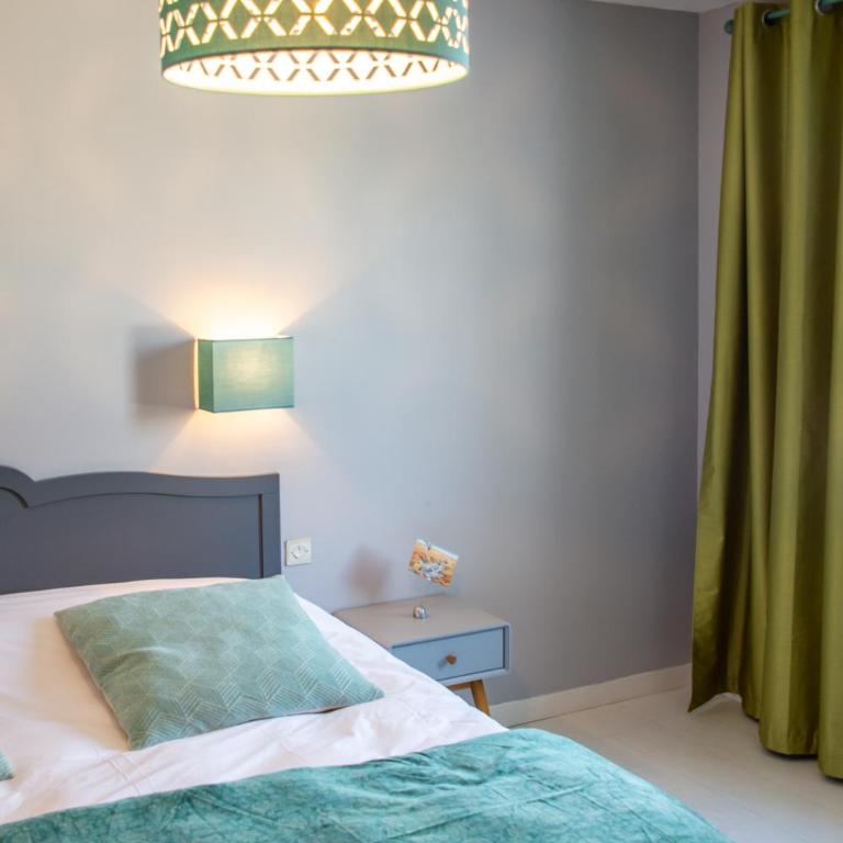 "La Combe Fleurie" Appartements & Chambres - Chambre Double - Vue sur Jardin - 4