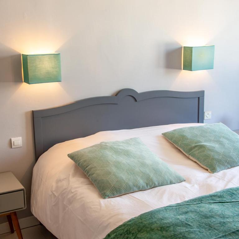 "La Combe Fleurie" Appartements & Chambres - Chambre Double - Vue sur Jardin - 6