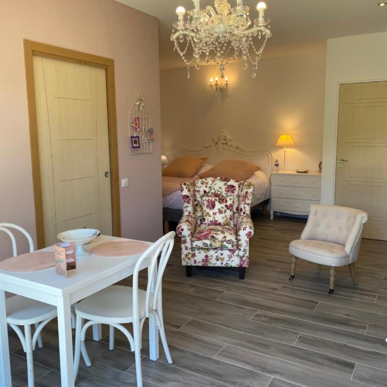 "La Combe Fleurie" Appartements & Chambres - Studio avec Baignoire Spa - 7
