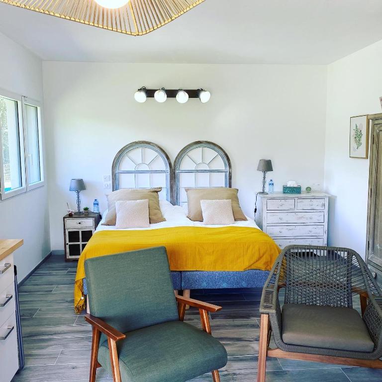 "La Combe Fleurie" Appartements & Chambres - Studio avec Baignoire Spa - 3