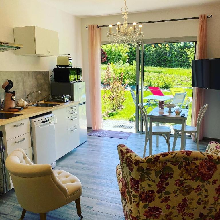 "La Combe Fleurie" Appartements & Chambres - Studio avec Baignoire Spa - 9