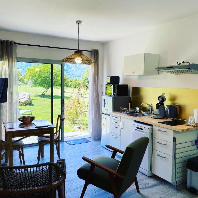 "La Combe Fleurie" Appartements & Chambres - Studio avec Baignoire Spa - 8