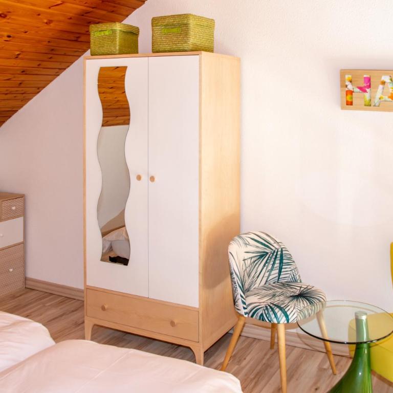 "La Combe Fleurie" Appartements & Chambres - Chambre Familiale - Vue sur Jardin - 5