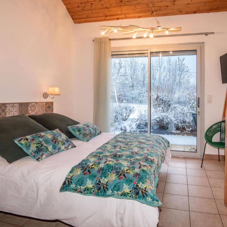 "La Combe Fleurie" Appartements & Chambres - Chambre Familiale - Vue sur Jardin - 8