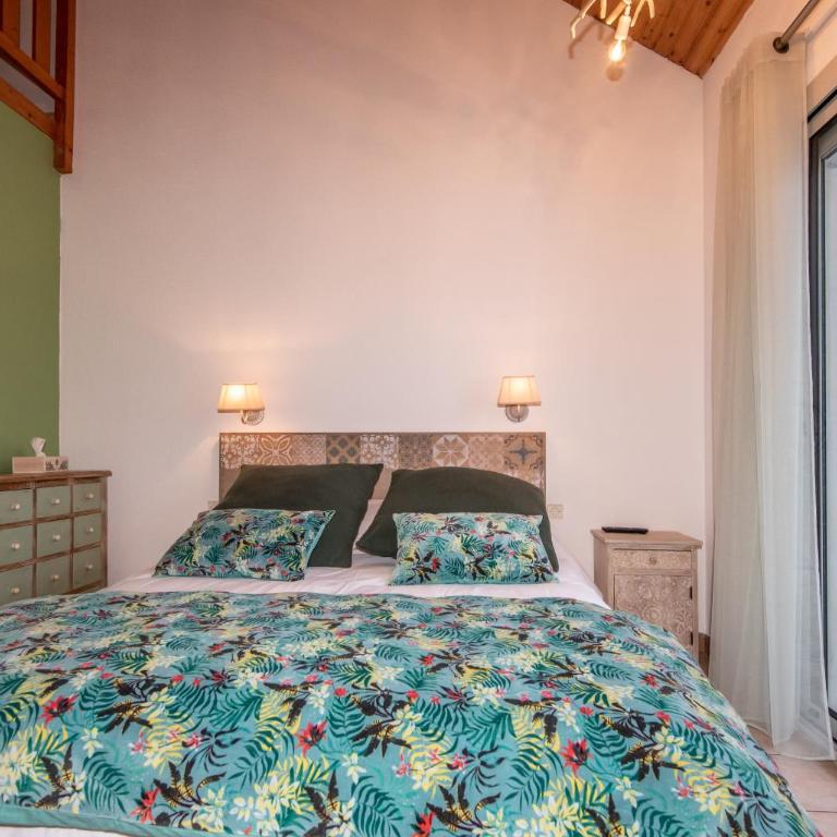 "La Combe Fleurie" Appartements & Chambres - Chambre Familiale - Vue sur Jardin - 7