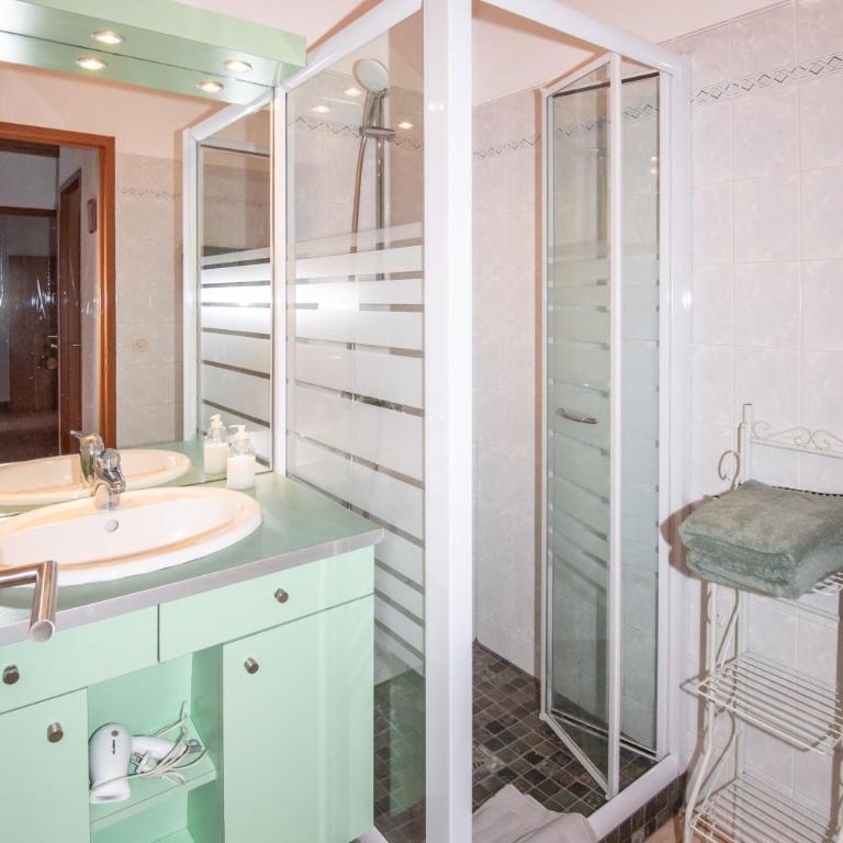 "La Combe Fleurie" Appartements & Chambres - Studio avec Terrasse - 1