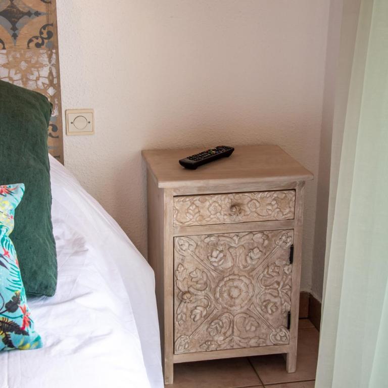 "La Combe Fleurie" Appartements & Chambres - Chambre Familiale - Vue sur Jardin - 1