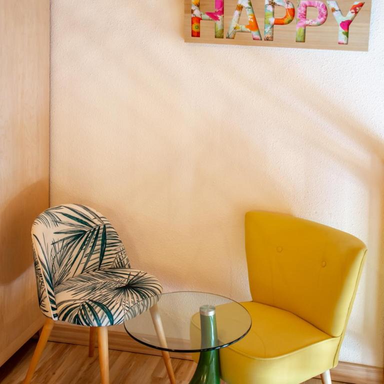 "La Combe Fleurie" Appartements & Chambres - Chambre Familiale - Vue sur Jardin - 2