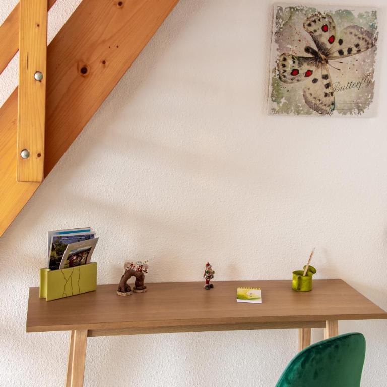 "La Combe Fleurie" Appartements & Chambres - Chambre Familiale - Vue sur Jardin - 3