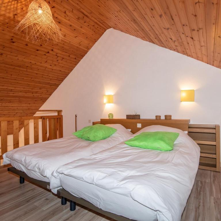 "La Combe Fleurie" Appartements & Chambres - Chambre Familiale - Vue sur Jardin - 10