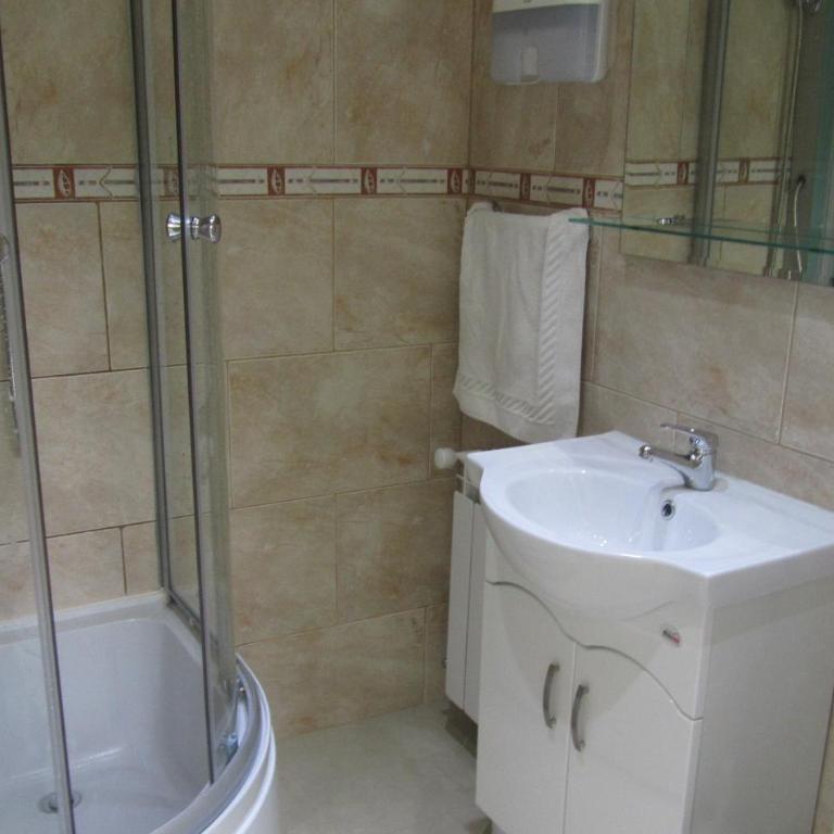 Patagonia Swiss House - Twin Room with Shared Bathroom - 2