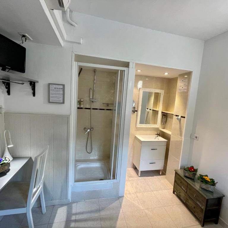 Hostal Lleida - Habitación Individual con aseo privado externo - 10