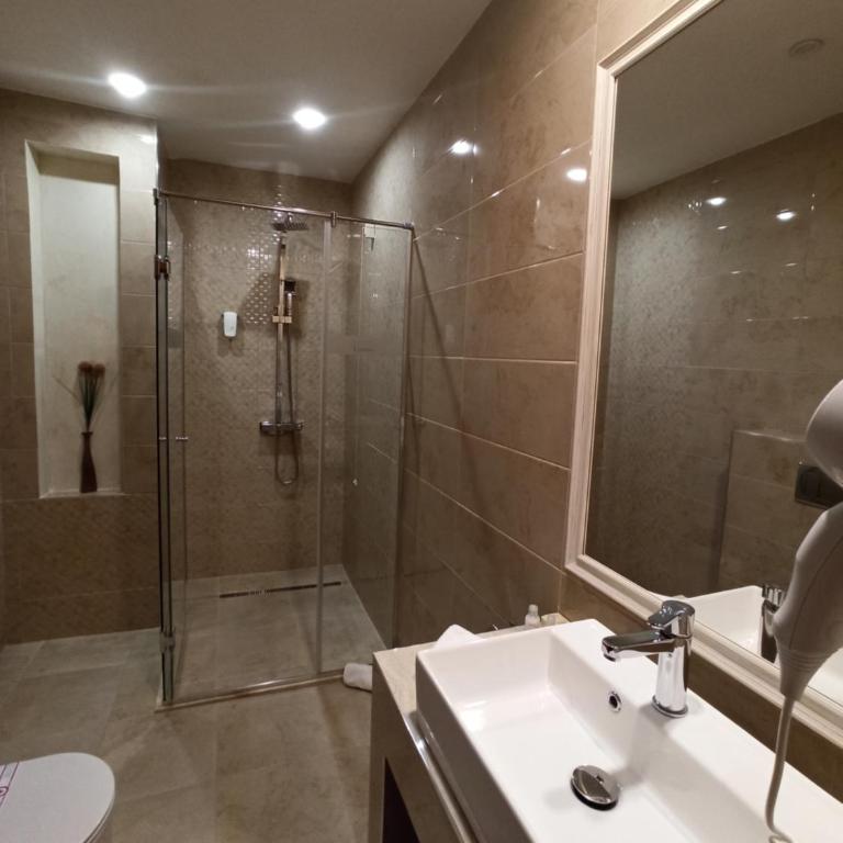Hotel Lazaro - Standard Queen Room - 1