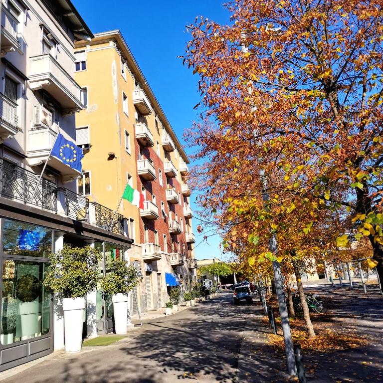 PARMA EXPRESS Traveller's Lodging front Station FS covered PARKING - Deluxe Apartment - 20