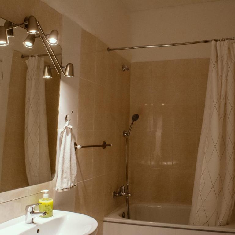 Casa Lemus - Camera Matrimoniale con Letto Supplementare e Bagno Privato - 6