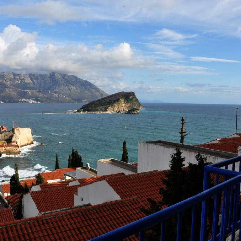Belvedere Apartments - Two-Bedroom Apartment with Balcony and Sea View - 1