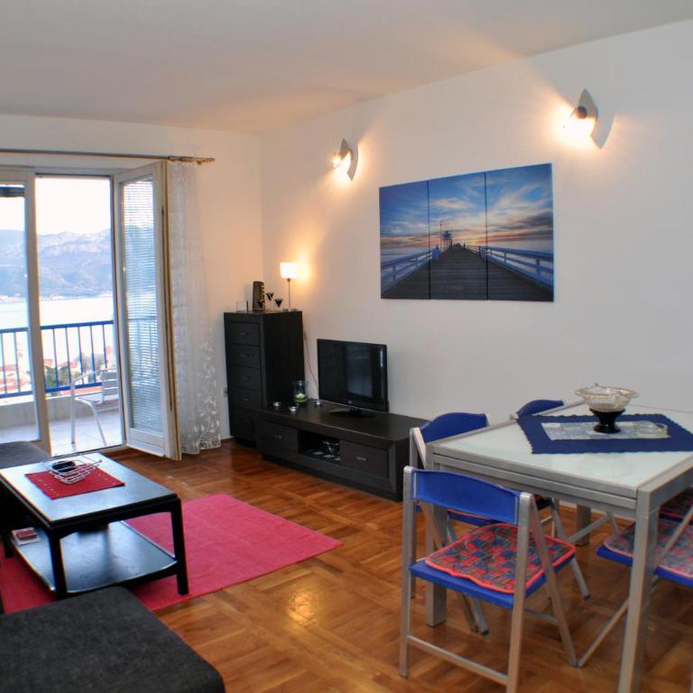 Belvedere Apartments - Two-Bedroom Apartment with Balcony and Sea View - 10