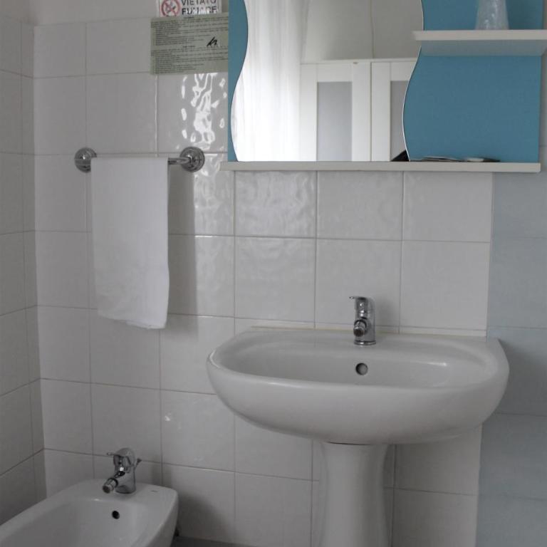 Albergo Moderno - Camera Singola con Bagno in Comune - 2
