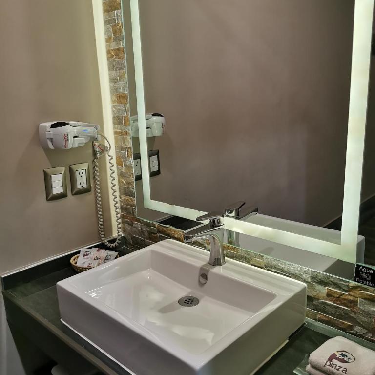 Hotel Plaza Arteaga - Deluxe King Suite - 10