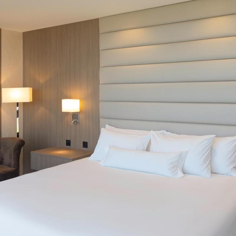 Swissotel Santa Cruz de La Sierra - Habitación Panorama con cama extragrande y vistas a la ciudad - 4