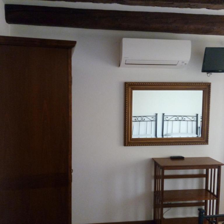 Sweet Venice - checkin at "Alloggi SS Giovanni e Paolo" - Double or Twin Room with Shared External Bathroom - 7