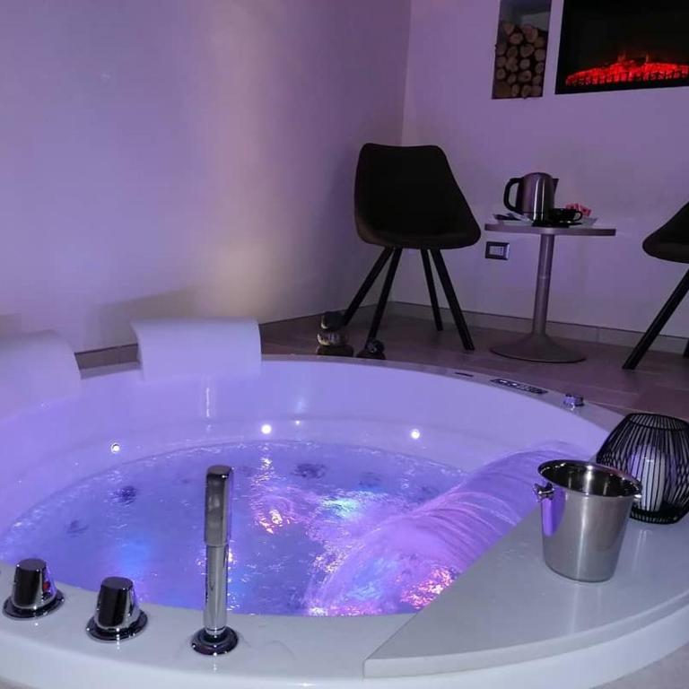 Lux Suite - Suite with Hot Tub - 21
