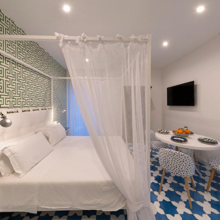 Luxury&Romantic Apartment with Balcony in Sorrento - Two-Bedroom Apartment - 9