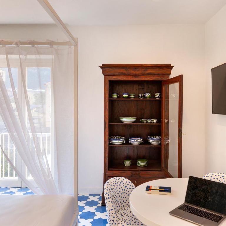 Luxury&Romantic Apartment with Balcony in Sorrento - Two-Bedroom Apartment - 11
