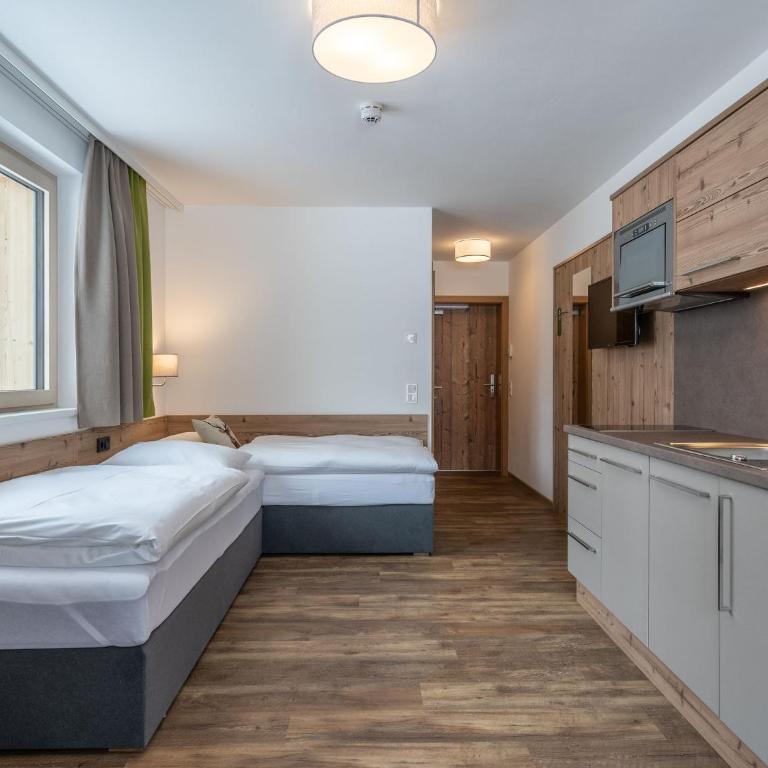 Chalet in Saalbach near Ski Lift and Sauna - Chalet - 2