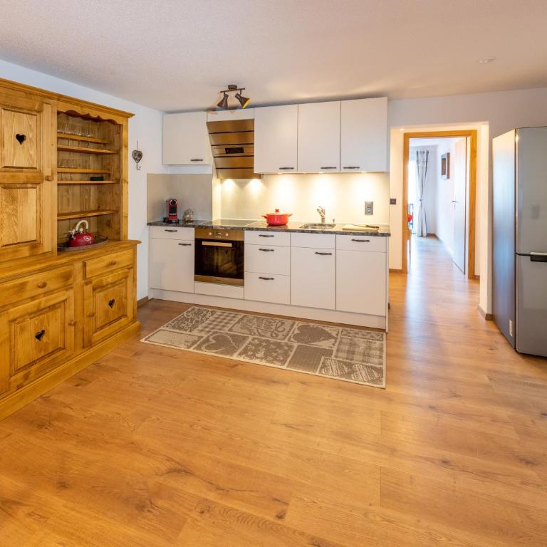 Touring Chez Georges - Two-Bedroom Apartment - 18