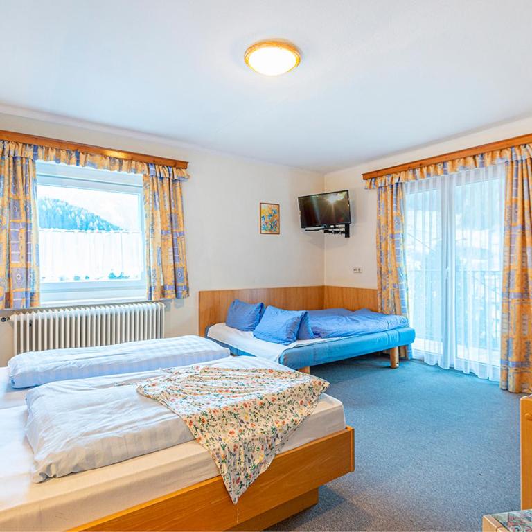 Gästehaus Golker - Dreibettzimmer mit Balkon - 7