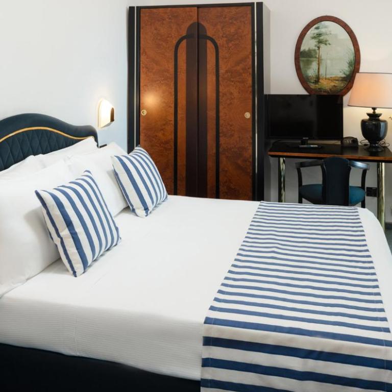Hotel Stella - Deluxe Double Room with Balcony and Sea View - 2