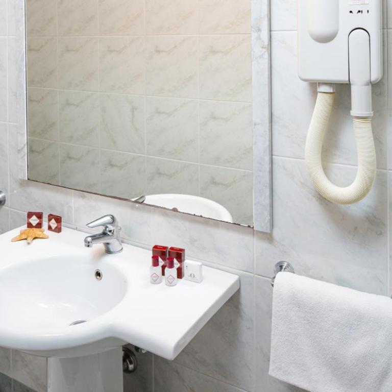 Hotel Stella - Deluxe Double Room with Balcony and Sea View - 11