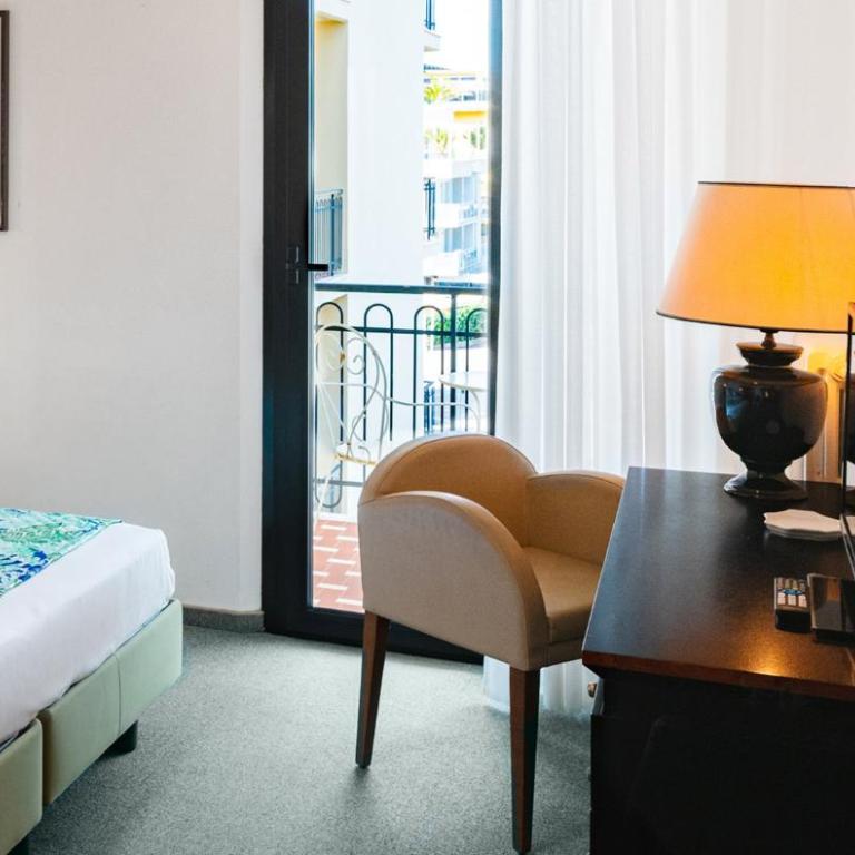 Hotel Stella - Deluxe Double Room with Balcony and Sea View - 14