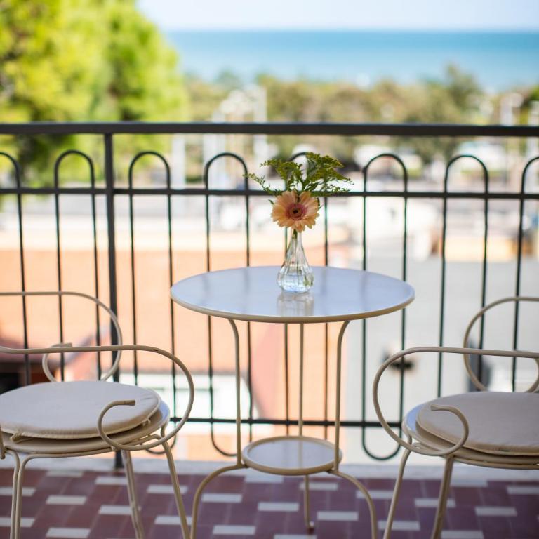 Hotel Stella - Deluxe Double Room with Balcony and Sea View - 9