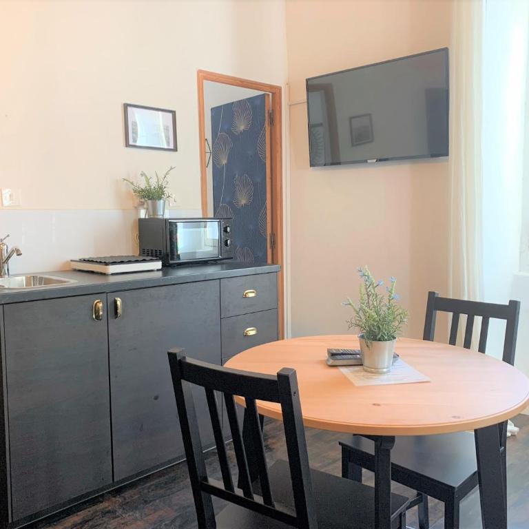 LE PANIER ENCHANTÉ - Suites & Loft - Terrasse et patio au dessus du Vieux Port - Studio Émeraude - 11