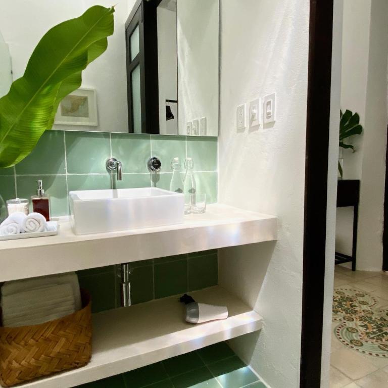 The Diplomat Boutique Hotel - Superior King Suite - 6