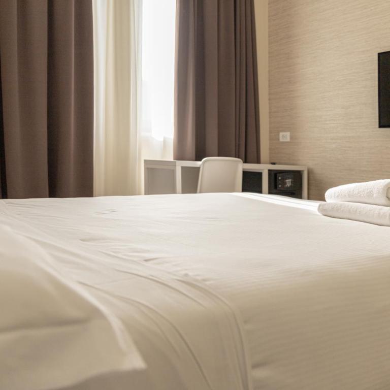 Hotel Boston - Camera Matrimoniale Classic con Letto alla Francese - 2