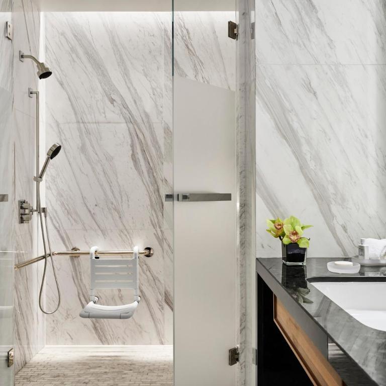 Four Seasons Hotel Madrid - Habitación Superior adaptada para personas de movilidad reducida con 1 cama extragrande - 2