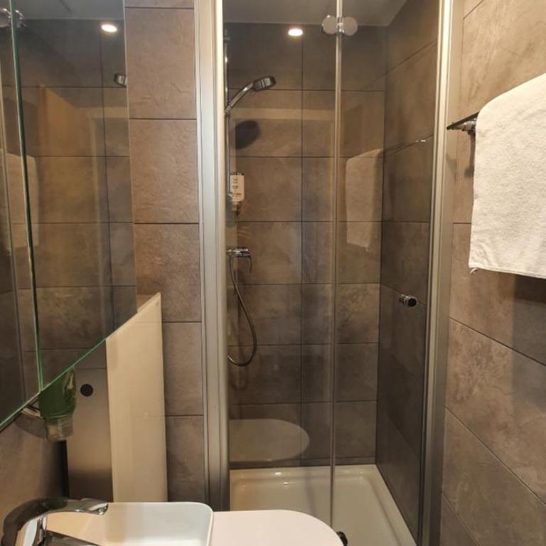 The Aarburg Hotel & Café - Small Double Room - 1