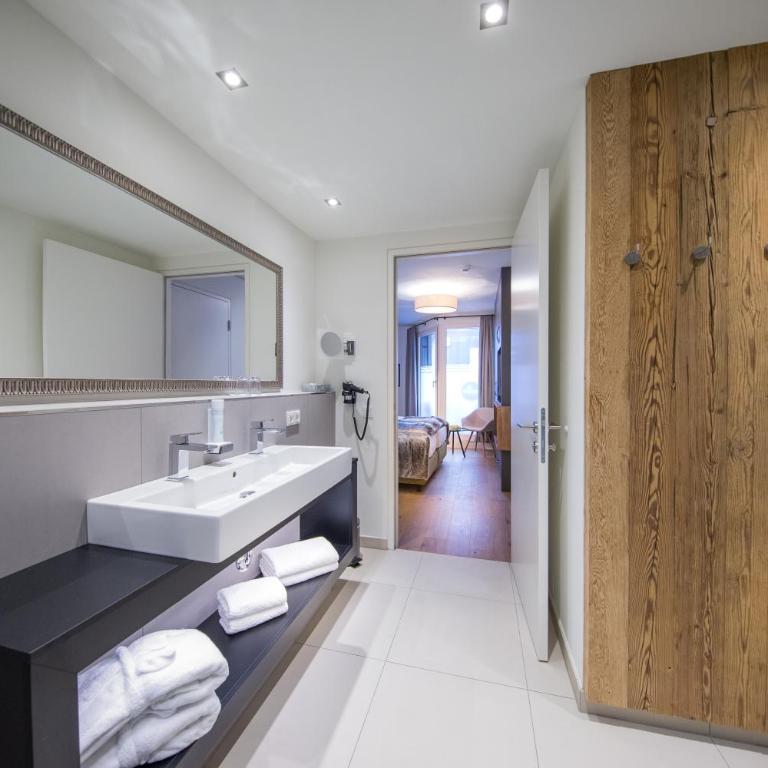 TWO TIMEZ - Boutique Hotel - with AC - Deluxe Suite mit Balkon - 4