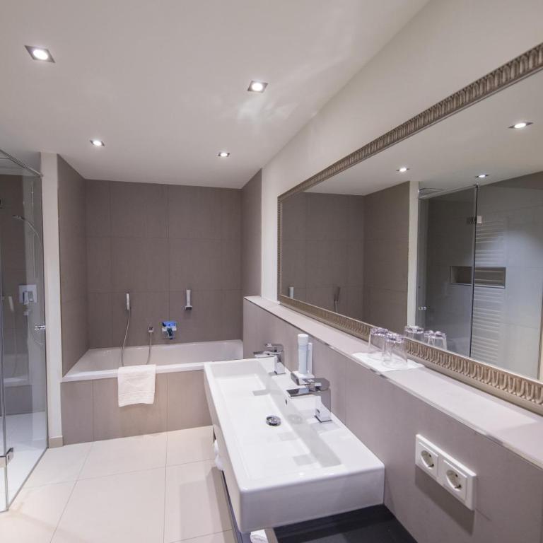 TWO TIMEZ - Boutique Hotel - with AC - Supreme Suite mit Balkon - 4