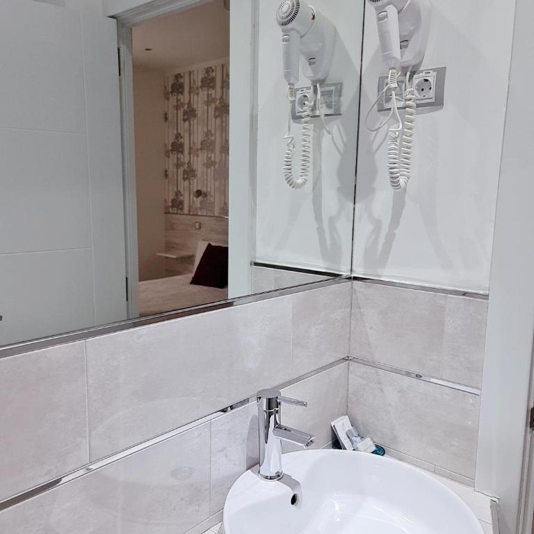 Hostal Met Madrid - Single Room Exterior - 3